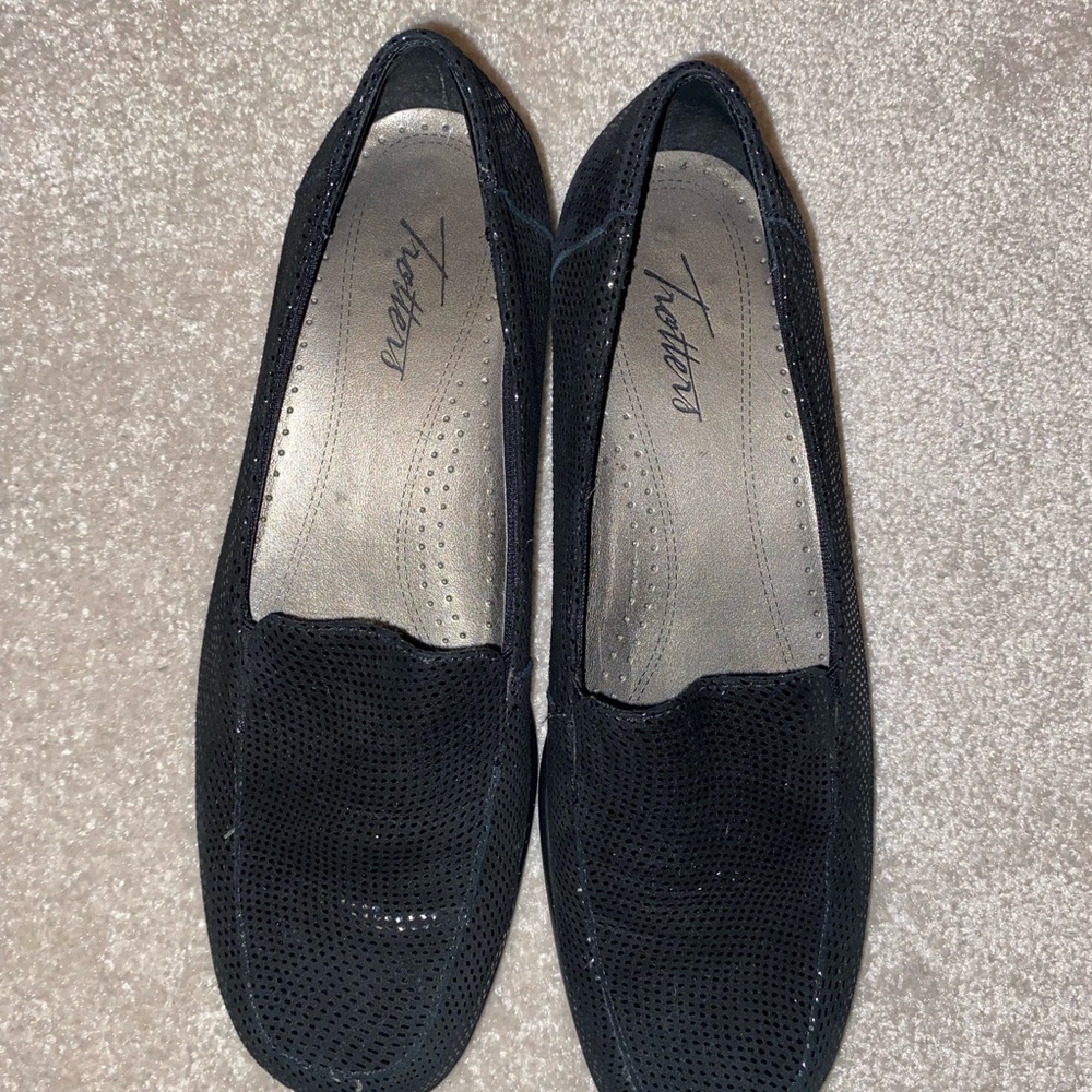 Trotters Black Motif Slip-On Loafers Comfort Shoes Cushioning Size 7.5 EUC